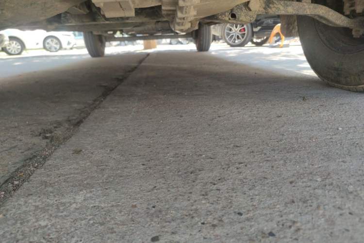 Used SAIC MAXUS Xintu V80 2023 2.0T Manual Classic Aoyuntong Long Wheelbase Mid-Height 6/7/8/9-Seater Chassis Front Left