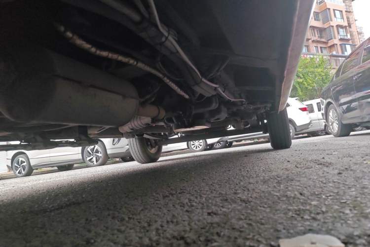 Used SAIC MAXUS Xintu V80 2023 2.0T AMT Classic Aoyuntong Long Wheelbase Mid-Height 6/7/8/9-Seater Chassis Front Left