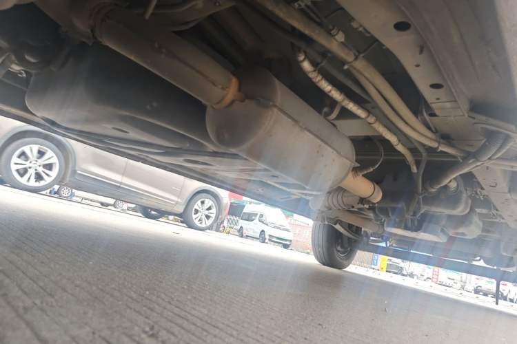 Used SAIC MAXUS Xintu V80 2023 2.0T Manual Classic Aoyuntong Long Wheelbase Mid-Height 6/7/8/9-Seater Chassis Front Left
