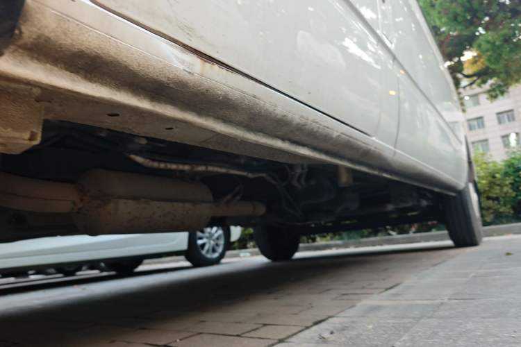 Used SAIC MAXUS Xintu V80 2023 2.0T AMT Classic Aoyuntong Long Wheelbase Mid-Height 6/7/8/9-Seater Chassis Front Left