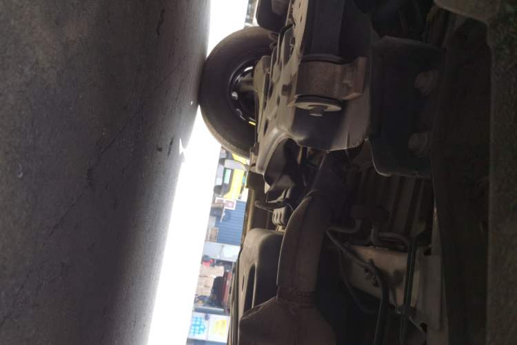 Used SAIC MAXUS Xintu V80 2023 2.0T Manual Classic Aoyuntong Short Wheelbase Mid-Roof 5/6-Seater Chassis Front Left