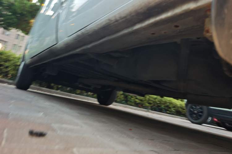 Used SAIC MAXUS Xintu V80 2023 2.0T AMT Classic Aoyuntong Long Wheelbase Mid-Height 6/7/8/9-Seater Chassis Front Right