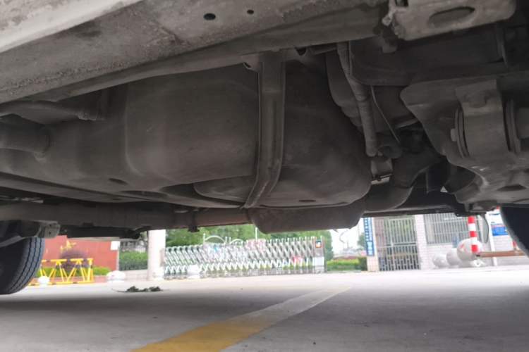 Used SAIC MAXUS Xintu V80 2023 2.0T Manual Classic Aoyuntong Long Wheelbase Mid-Height 6/7/8/9-Seater Chassis Front Right
