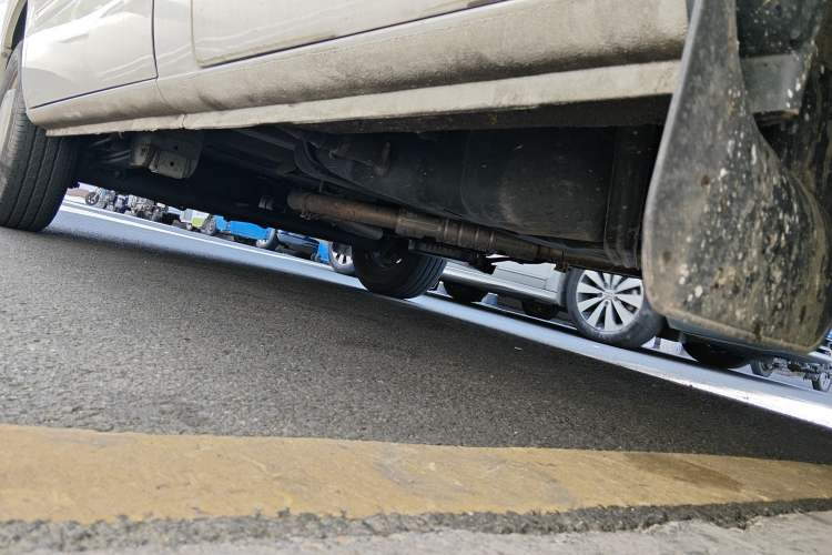 Used SAIC MAXUS Xintu V80 2023 2.0T AMT Classic Aoyuntong Short Wheelbase Ultra-Low Roof 7/8/9-Seater Chassis Front Right