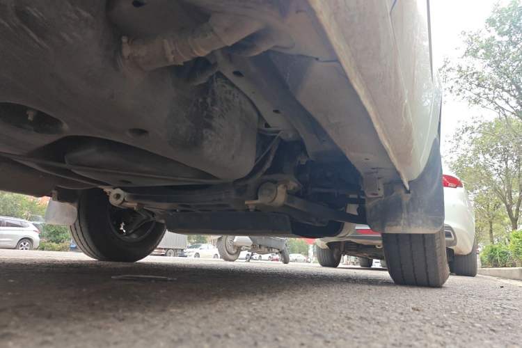 Used SAIC MAXUS Xintu V80 2023 2.0T Manual Classic Aoyuntong Long Wheelbase Mid-Height 6/7/8/9-Seater Chassis Front Right