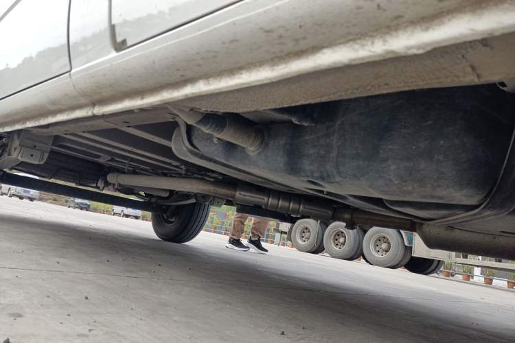 Used SAIC MAXUS Xintu V80 2023 2.0T Manual Classic Aoyuntong Long Wheelbase Mid-Height 6/7/8/9-Seater Chassis Front Right