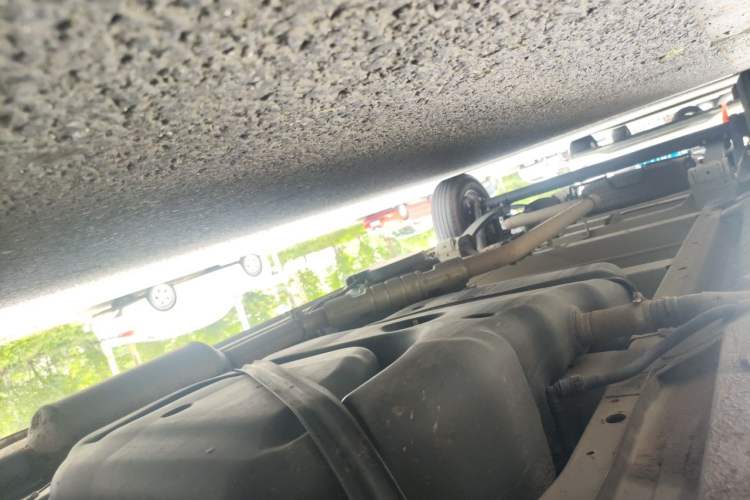 Used SAIC MAXUS Xintu V80 2023 2.0T Manual Classic City Delivery King Long Wheelbase Mid-Roof 3-Seater Chassis Front Right