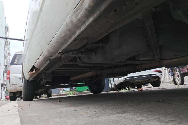 Used SAIC MAXUS Xintu V80 2023 2.0T Manual Classic Aoyuntong Long Wheelbase Mid-Height 6/7/8/9-Seater Chassis Front Right
