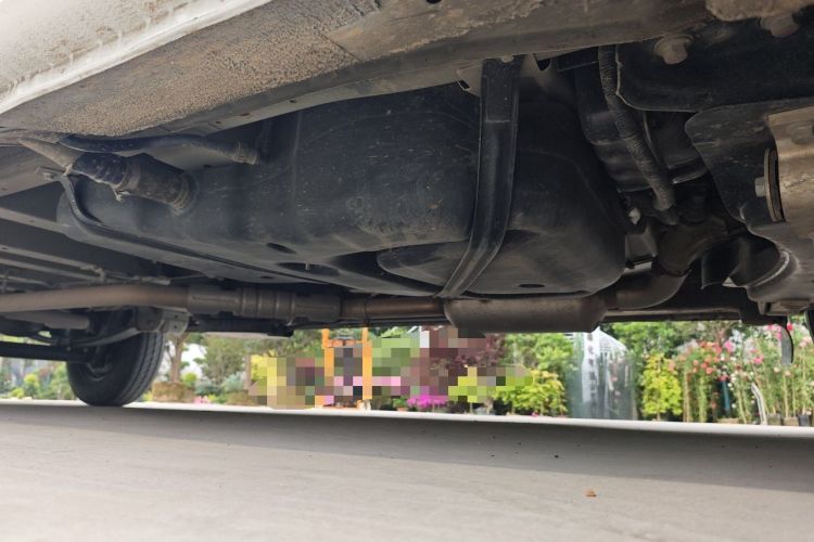 Used SAIC MAXUS Xintu V80 2023 2.0T Manual Classic Aoyuntong Long Wheelbase Mid-Height 6/7/8/9-Seater Chassis Front Right