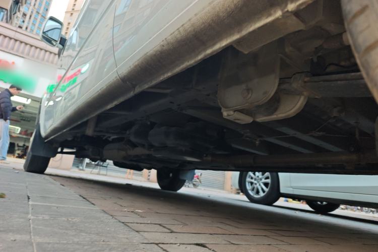 Used SAIC MAXUS Xintu V80 2023 2.0T AMT Classic Aoyuntong Long Wheelbase Mid-Height 6/7/8/9-Seater Chassis Rear Left