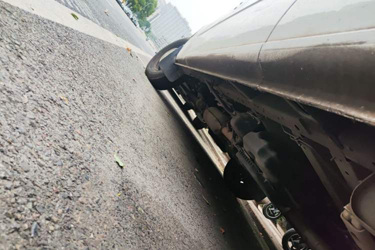 Used SAIC MAXUS Xintu V80 2023 2.0T Manual Classic Aoyuntong Long Wheelbase Mid-Height 6/7/8/9-Seater Chassis Rear Left