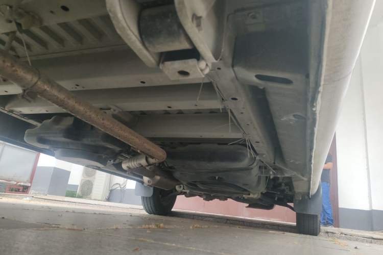 Used SAIC MAXUS Xintu V80 2023 2.0T AMT Classic Aoyuntong Long Wheelbase Mid-Height 6/7/8/9-Seater Chassis Rear Right