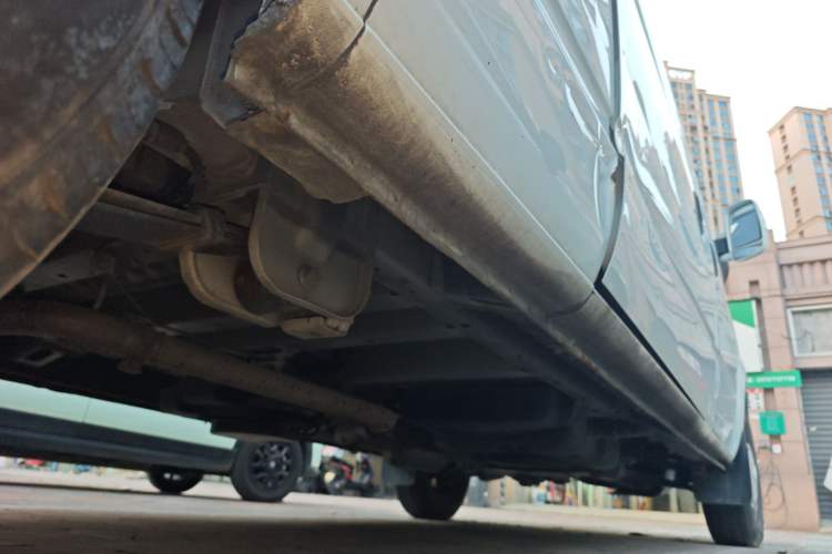 Used SAIC MAXUS Xintu V80 2023 2.0T AMT Classic Aoyuntong Long Wheelbase Mid-Height 6/7/8/9-Seater Chassis Rear Right