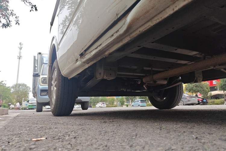 Used SAIC MAXUS Xintu V80 2023 2.0T Manual Classic Aoyuntong Long Wheelbase Mid-Height 6/7/8/9-Seater Chassis Rear Right