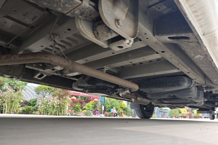 Used SAIC MAXUS Xintu V80 2023 2.0T Manual Classic Aoyuntong Long Wheelbase Mid-Height 6/7/8/9-Seater Chassis Rear Right