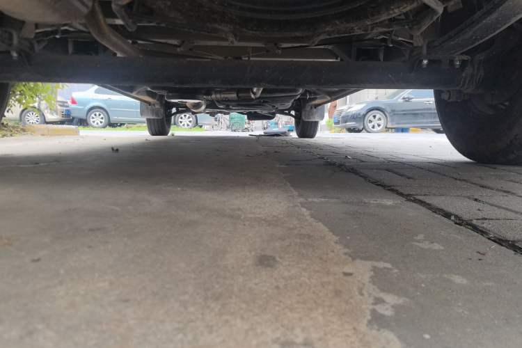 Used SAIC MAXUS Xintu V80 2023 2.0T AMT Classic Aoyuntong Long Wheelbase Mid-Height 6/7/8/9-Seater Chassis Rear