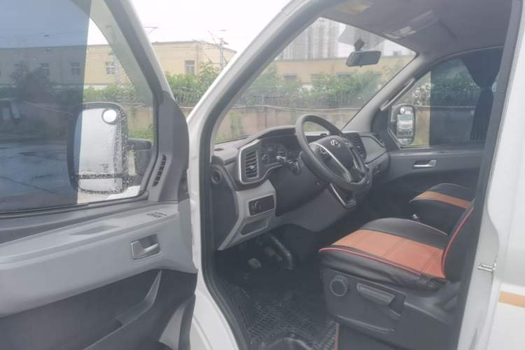 Used SAIC MAXUS Xintu V80 2023 2.0T Manual Classic Aoyuntong Long Wheelbase Ultra-Low Roof 6/7/8/9-Seater Driver Seat