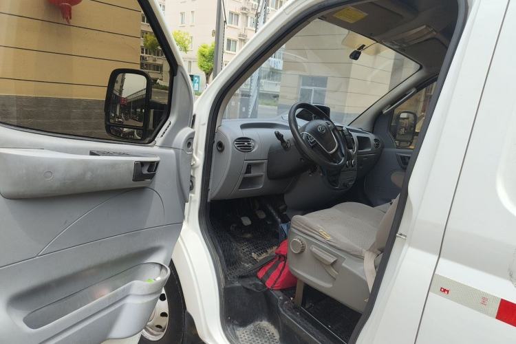 Used SAIC MAXUS Xintu V80 2023 2.0T Manual Classic City Delivery King Long Wheelbase Mid-Roof 3-Seater Driver Seat