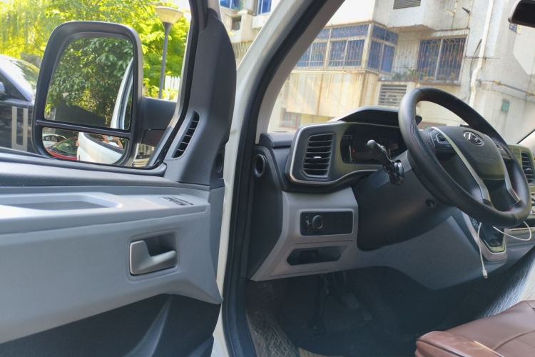 Used SAIC MAXUS Xintu V80 2023 2.0T AMT Classic Aoyuntong Short Wheelbase Mid-Roof 5/6-Seater Driver Seat