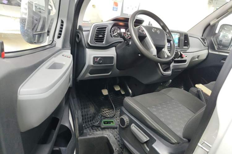 Used SAIC MAXUS Xintu V80 2023 2.0T Manual Classic Aoyuntong Long Wheelbase Mid-Height 6/7/8/9-Seater Driver Seat