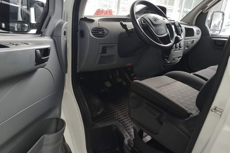 Used SAIC MAXUS Xintu V80 2023 2.0T Manual Classic Aoyuntong Short Wheelbase Mid-Roof 5/6-Seater Driver Seat