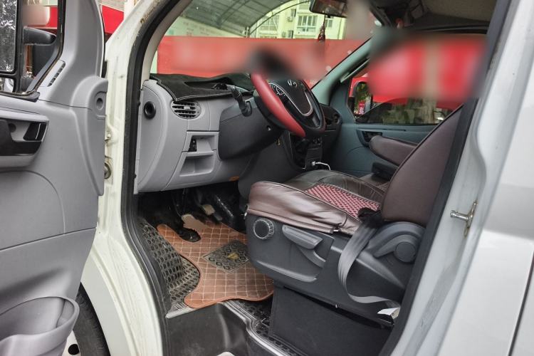 Used SAIC MAXUS Xintu V80 2023 2.0T Manual Classic Aoyuntong Short Wheelbase Mid-Roof 5/6-Seater Driver Seat