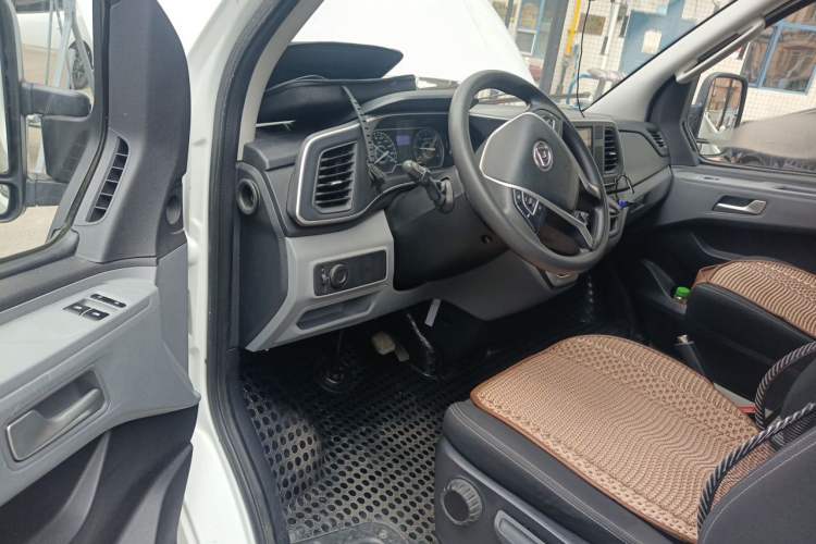Used SAIC MAXUS Xintu V80 2023 2.0T AMT Classic Aoyuntong Long Wheelbase Mid-Height 6/7/8/9-Seater Driver Seat