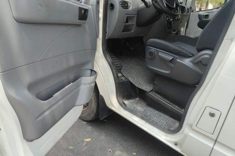 Used SAIC MAXUS Xintu V80 2023 2.0T AMT Classic Aoyuntong Short Wheelbase Mid-Roof 5/6-Seater Driver Seat