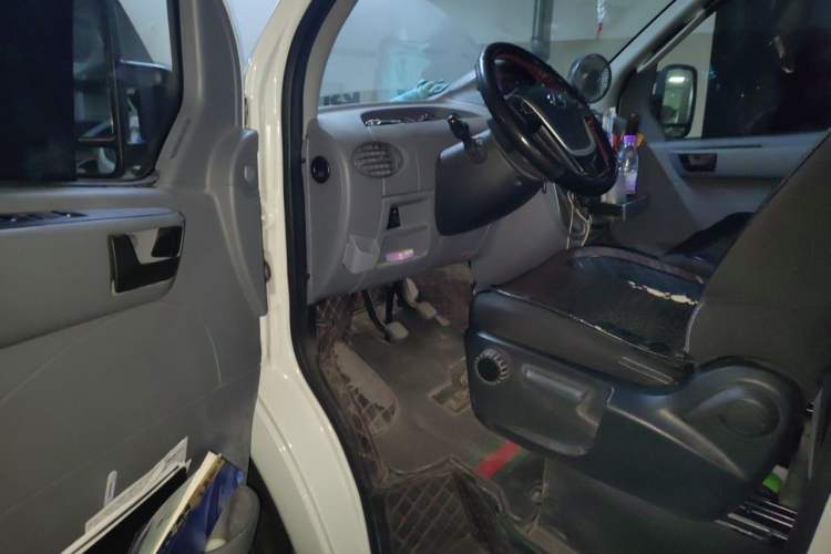 Used SAIC MAXUS Xintu V80 2023 2.0T Manual Classic Aoyuntong Short Wheelbase Ultra-Low Roof 5/6-Seater Driver Seat