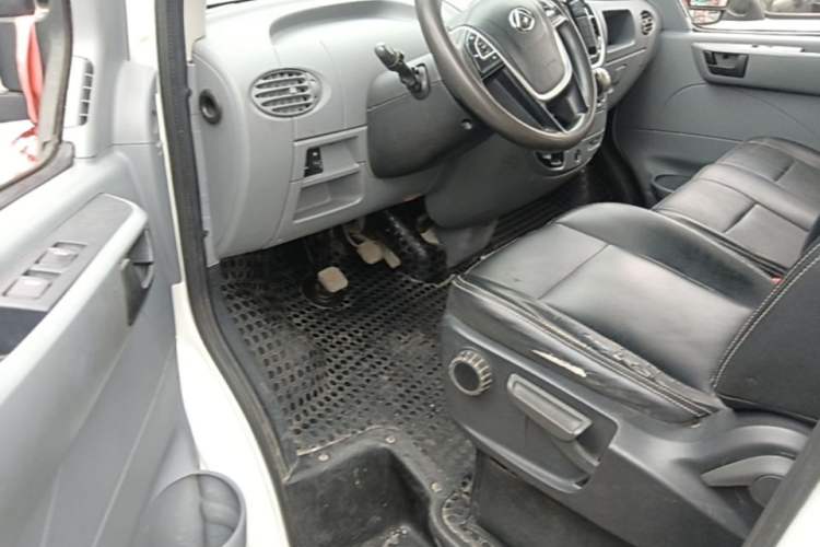 Used SAIC MAXUS Xintu V80 2023 2.0T Manual Classic Aoyuntong Short Wheelbase Mid-Roof 5/6-Seater Driver Seat