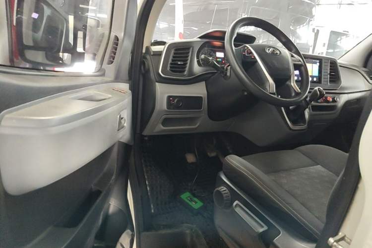 Used SAIC MAXUS Xintu V80 2023 2.0T Manual Classic Aoyuntong Long Wheelbase Mid-Height 6/7/8/9-Seater Driver Seat