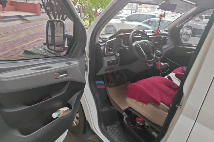 Used SAIC MAXUS Xintu V80 2023 2.0T AMT Classic Aoyuntong Long Wheelbase Mid-Height 6/7/8/9-Seater Driver Seat