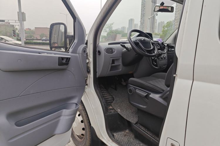 Used SAIC MAXUS Xintu V80 2023 2.0T AMT Classic Aoyuntong Short Wheelbase Mid-Roof 5/6-Seater Driver Seat