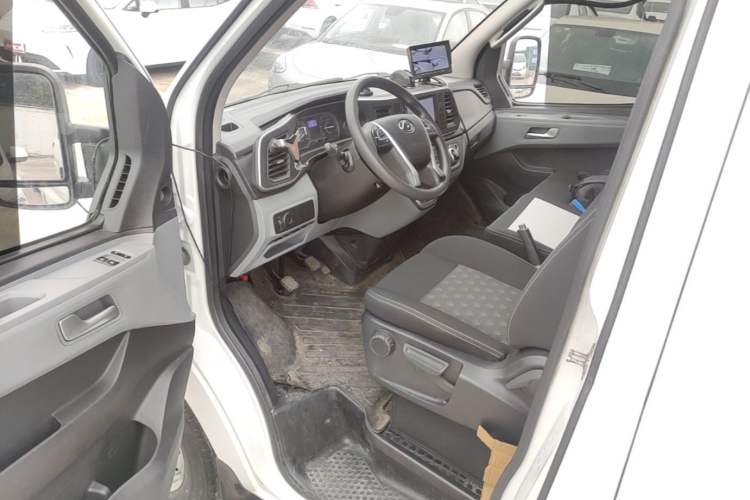 Used SAIC MAXUS Xintu V80 2023 2.0T Manual Classic Aoyuntong Long Wheelbase Mid-Height 6/7/8/9-Seater Driver Seat
