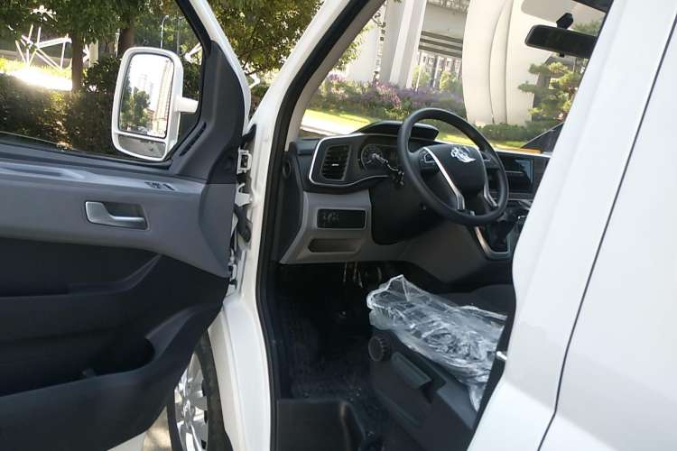 Used SAIC MAXUS Xintu V80 2023 2.0T PLUS AMT All-Rounder Short Wheelbase Mid-Roof 5/6-Seater Driver Seat