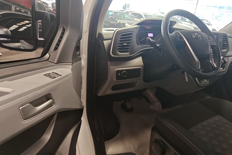 Used SAIC MAXUS Xintu V80 2023 2.0T Manual Classic Aoyuntong Short Wheelbase Mid-Roof 5/6-Seater Driver Seat