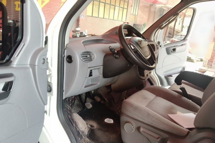 Used SAIC MAXUS Xintu V80 2023 2.0T Manual Classic City Delivery King Long Wheelbase Mid-Roof 3-Seater Driver Seat
