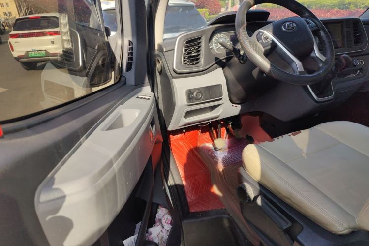 Used SAIC MAXUS Xintu V80 2023 2.0T Manual Classic Aoyuntong Long Wheelbase Ultra-Low Roof 6/7/8/9-Seater Driver Seat