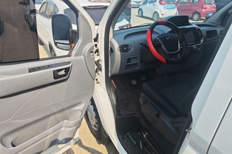 Used SAIC MAXUS Xintu V80 2023 2.0T Manual Classic Aoyuntong Short Wheelbase Mid-Roof 7/8/9-Seater Driver Seat