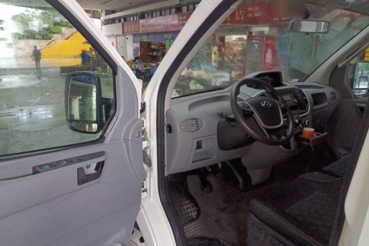 Used SAIC MAXUS Xintu V80 2023 2.0T AMT Classic Aoyuntong Short Wheelbase Mid-Roof 5/6-Seater Driver Seat