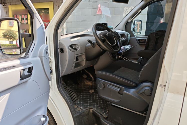 Used SAIC MAXUS Xintu V80 2023 2.0T AMT Classic Aoyuntong Short Wheelbase Ultra-Low Roof 5/6-Seater Driver Seat