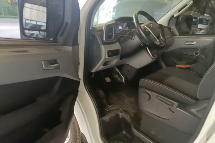 Used SAIC MAXUS Xintu V80 2023 2.0T Manual Classic Aoyuntong Short Wheelbase Ultra-Low Roof 7/8/9-Seater Driver Seat