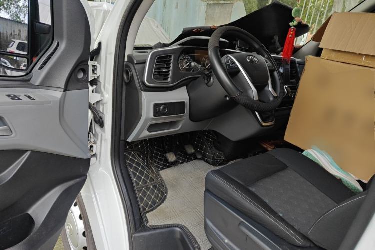 Used SAIC MAXUS Xintu V80 2023 2.0T Manual Classic Aoyuntong Short Wheelbase Mid-Roof 5/6-Seater Driver Seat