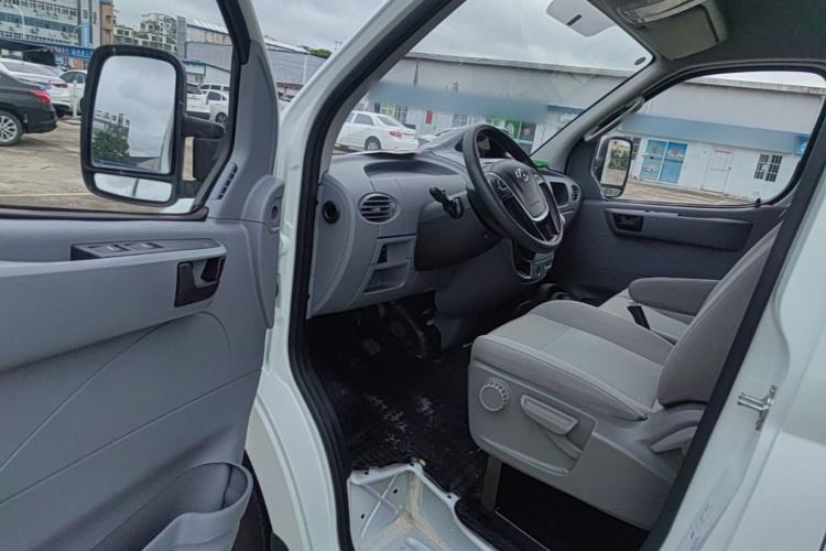 Used SAIC MAXUS Xintu V80 2023 2.0T Manual Classic City Delivery King Long Wheelbase Mid-Roof 3-Seater Driver Seat
