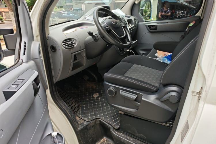 Used SAIC MAXUS Xintu V80 2023 2.0T AMT Classic Aoyuntong Short Wheelbase Ultra-Low Roof 5/6-Seater Driver Seat