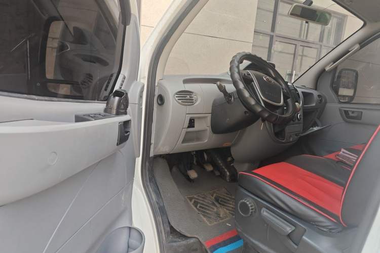 Used SAIC MAXUS Xintu V80 2023 2.0T Manual Classic Aoyuntong Short Wheelbase Mid-Roof 5/6-Seater Driver Seat