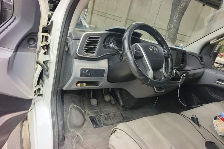 Used SAIC MAXUS Xintu V80 2023 2.0T Manual Classic Aoyuntong Long Wheelbase Mid-Height 6/7/8/9-Seater Driver Seat
