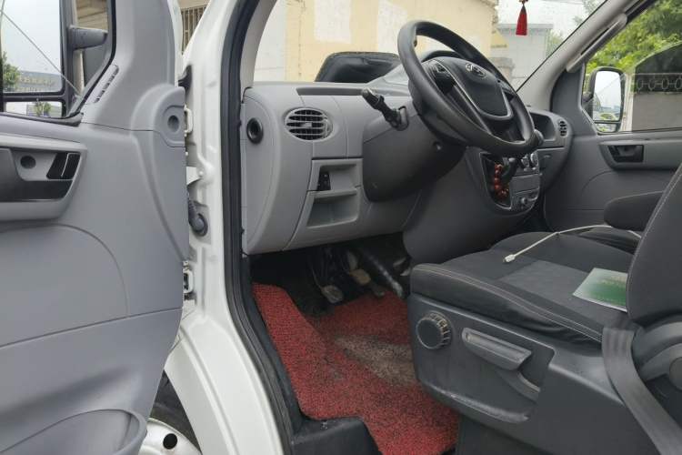 Used SAIC MAXUS Xintu V80 2023 2.0T Manual Classic Aoyuntong Short Wheelbase Ultra-Low Roof 5/6-Seater Driver Seat