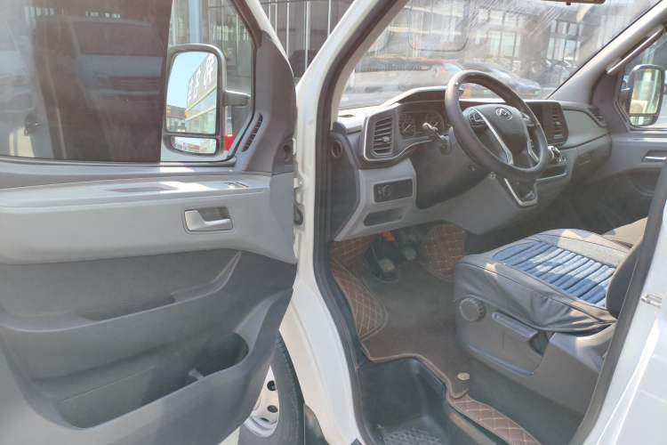 Used SAIC MAXUS Xintu V80 2023 2.0T Manual Classic Aoyuntong Short Wheelbase Ultra-Low Roof 5/6-Seater Driver Seat