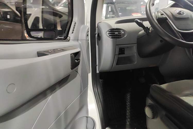 Used SAIC MAXUS Xintu V80 2023 2.0T AMT Classic Aoyuntong Short Wheelbase Mid-Roof 5/6-Seater Driver Seat